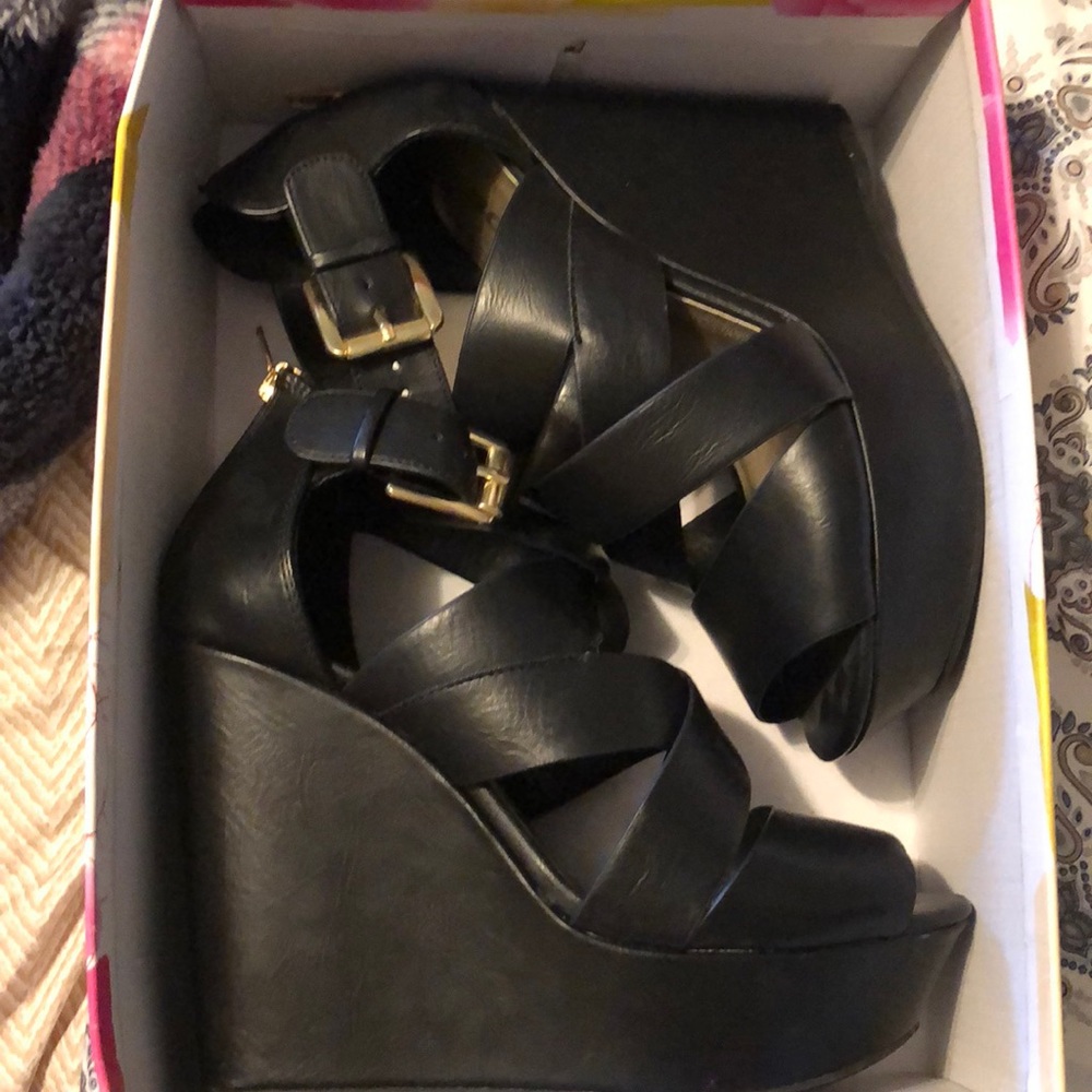 Black strappy wedges